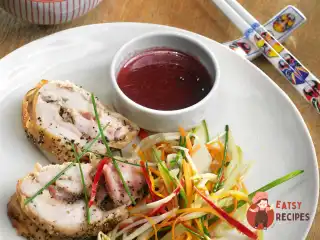 Курка з овочевою локшиною та соусом з ялівцю