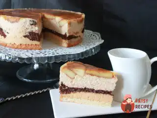 Бісквітний торт із карамелізованими яблуками