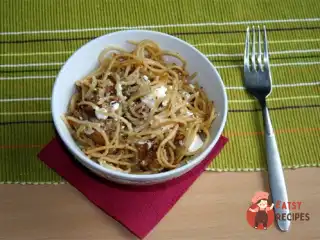 Теплий салат з лисичок, фети та пасти