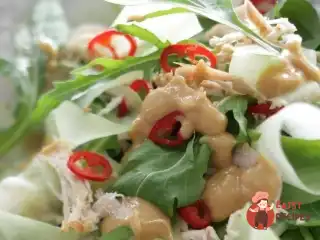 Салат з індичкою, травами та арахісовим соусом