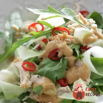 Салат з індичкою, травами та арахісовим соусом