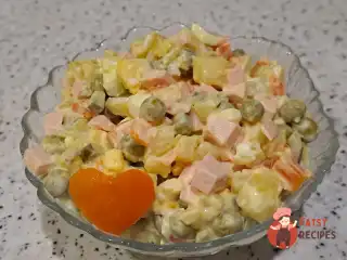 Олів'є з ковбасою та зеленим горошком