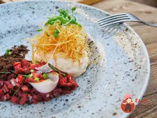 Тартар із яловичини з маринованою устрицею та креветковим бульйоном