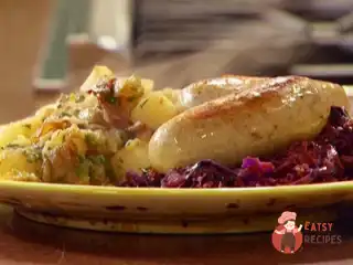 Тушковані мюнхенські ковбаски з картоплею у німецькому стилі