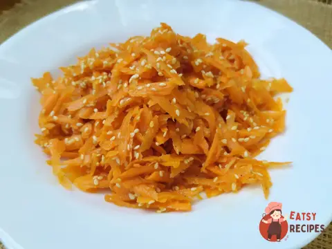 Морквяний салат із кунжутом