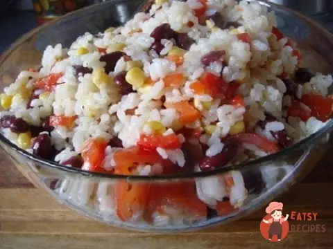 Салат з рису, червоної квасолі, кукурудзи та помідорів чері.