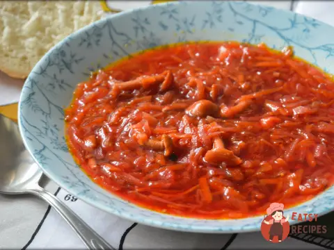 Овочевий борщ із маринованими опеньками