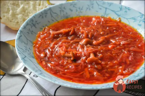 Овочевий борщ із маринованими опеньками