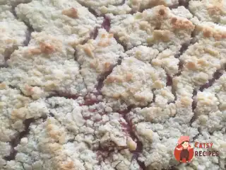 Сирний пиріг з малиною та ананасами