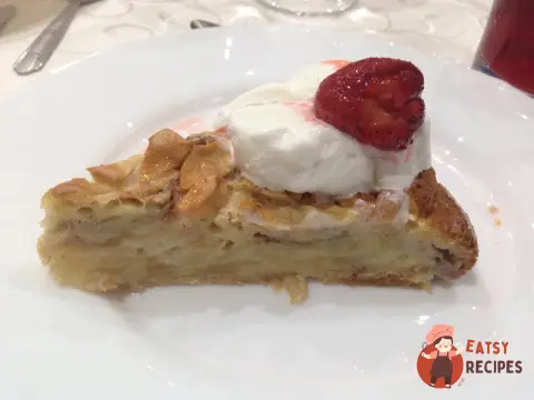 Шарлотка з морозивом та полуницею