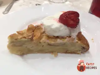 Шарлотка з морозивом та полуницею