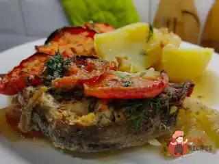 Зубатка з помідорами та цибулею