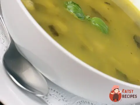 Вершковий суп із курки зі шпинатом, селера та зеленим горошком