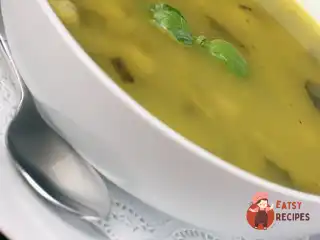 Вершковий суп із курки зі шпинатом, селера та зеленим горошком