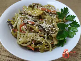 Удон з куркою та овочами