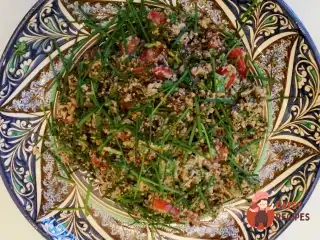 Салат із кіноа із зеленню та міксом із насіння.