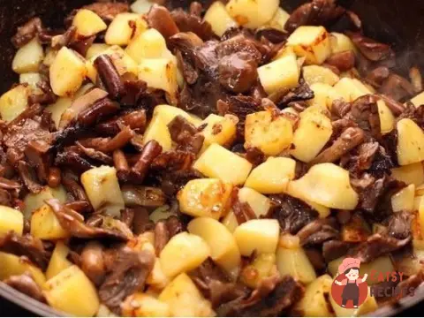 Картопля з опеньками в сметані