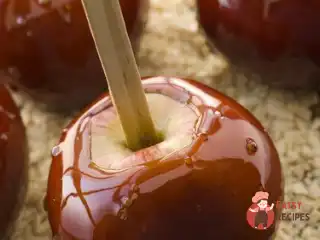 Яблука в медо-вершковій карамелі