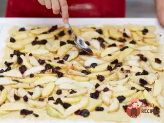 Штрудель із садовими фруктами у тесті філо