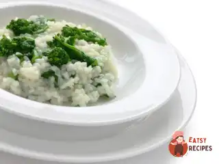 Рис з брокколі у вершково-сирному соусі.
