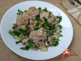 Курячі фрикадельки з грибами у вершках