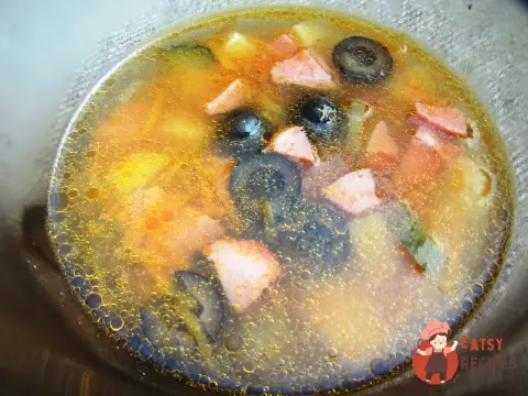 М'ясна солянка з маслинами