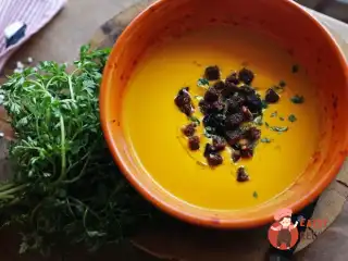 Морквяний суп з чорносливом