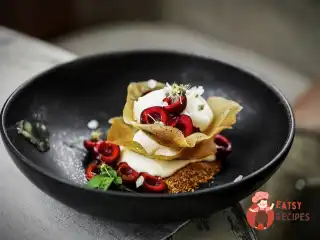 Черешневий медовик зі сметанним морозивом