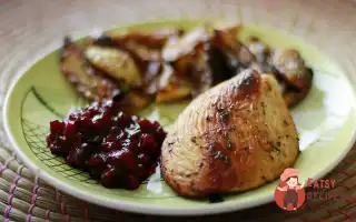 Індича Гомілка З Печеною Картоплею І Журавлинним Соусом