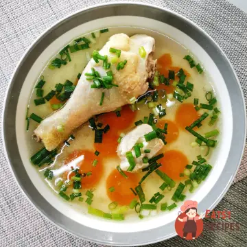 Легкий курячий бульйон з морквою та цибулею