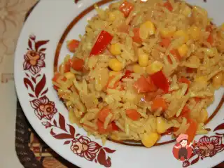 Рис з овочами та консервованою кукурудзою