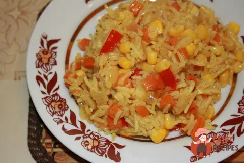 Рис з овочами та консервованою кукурудзою