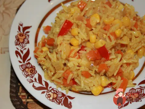 Рис з овочами та консервованою кукурудзою