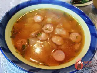 Томатний суп із копченими сосисками