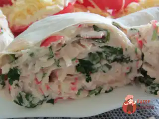 Рулет із лаваша з крабовими паличками та кропом