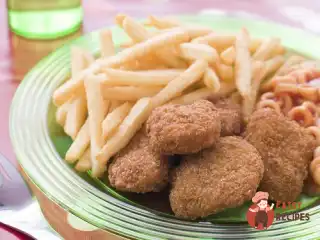 Золотисті курячі нагетси з солодкими картопляними паличками