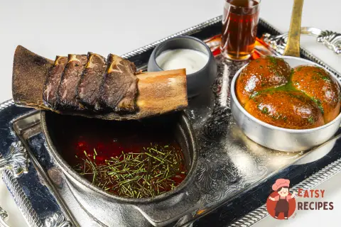 Борщ із копченими яловичими ребрами