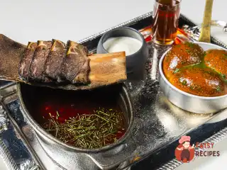 Борщ із копченими яловичими ребрами