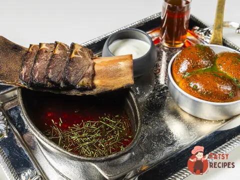 Борщ із копченими яловичими ребрами