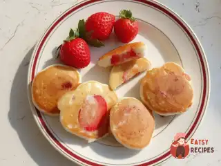 Полуничні млинці на сніданок для коханої до 14 лютого