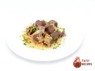 Куряча печінка у сирному соусі