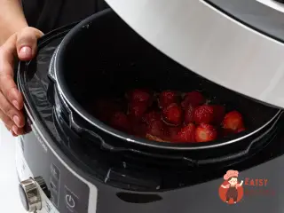 Крок 7: Полуничне варення в мультиварці