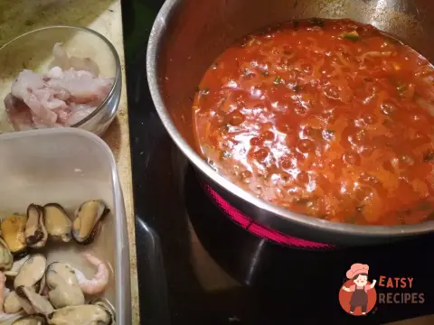 Буйабес з морепродуктами та сибасом