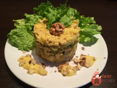 Салат з курки, яблук, селери та винограду з каррі заправкою