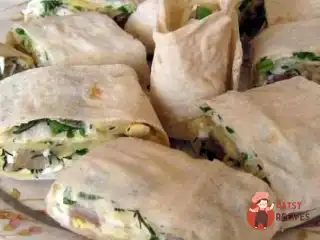 Рулет із лаваша з копченою курячою грудкою