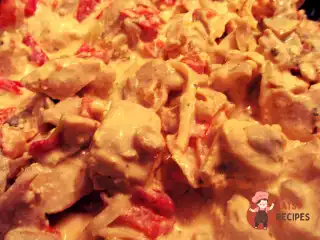 Курка з овочами та печерицями, тушкована у вершках