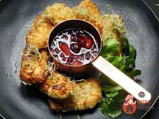 Сир халумі з ягідним соусом
