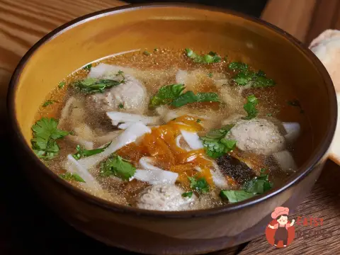 Курячий бульйон з локшиною та фрикадельками з курки