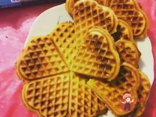 Вафлі віденські з бананом та збитими вершками.