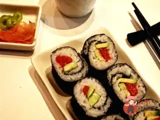 Роли з рибою та авокадо